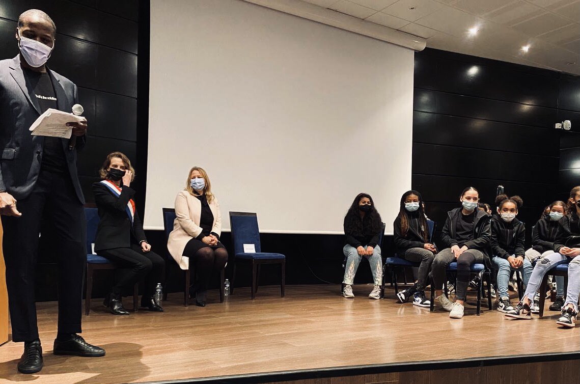 NadiaHAI78's tweet image. Elles ont su se surpasser, s’entraider pour prendre leur place dans le football. La place qui leur est due. 
Impossible n’est pas féminin !

Avant-première ce soir du documentaire de l’association Football Is The Solution ! Bravo à vous 👏🏼

Merci à @celinecalvez pour son soutien.