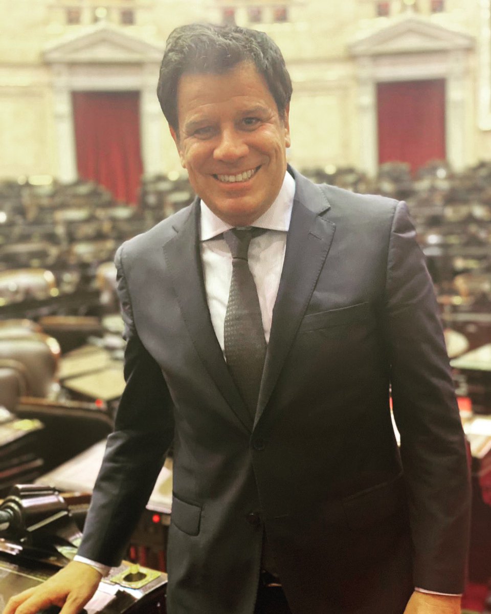 ManesF's tweet photo. Por terminar con las divisiones para volver a soñar en grande, por el legado y el ejemplo del Dr. René Favaloro y por todo el personal de salud que lucha contra esta pandemia: SÍ, JURO. https://t.co/ZFwKjOLBJ2