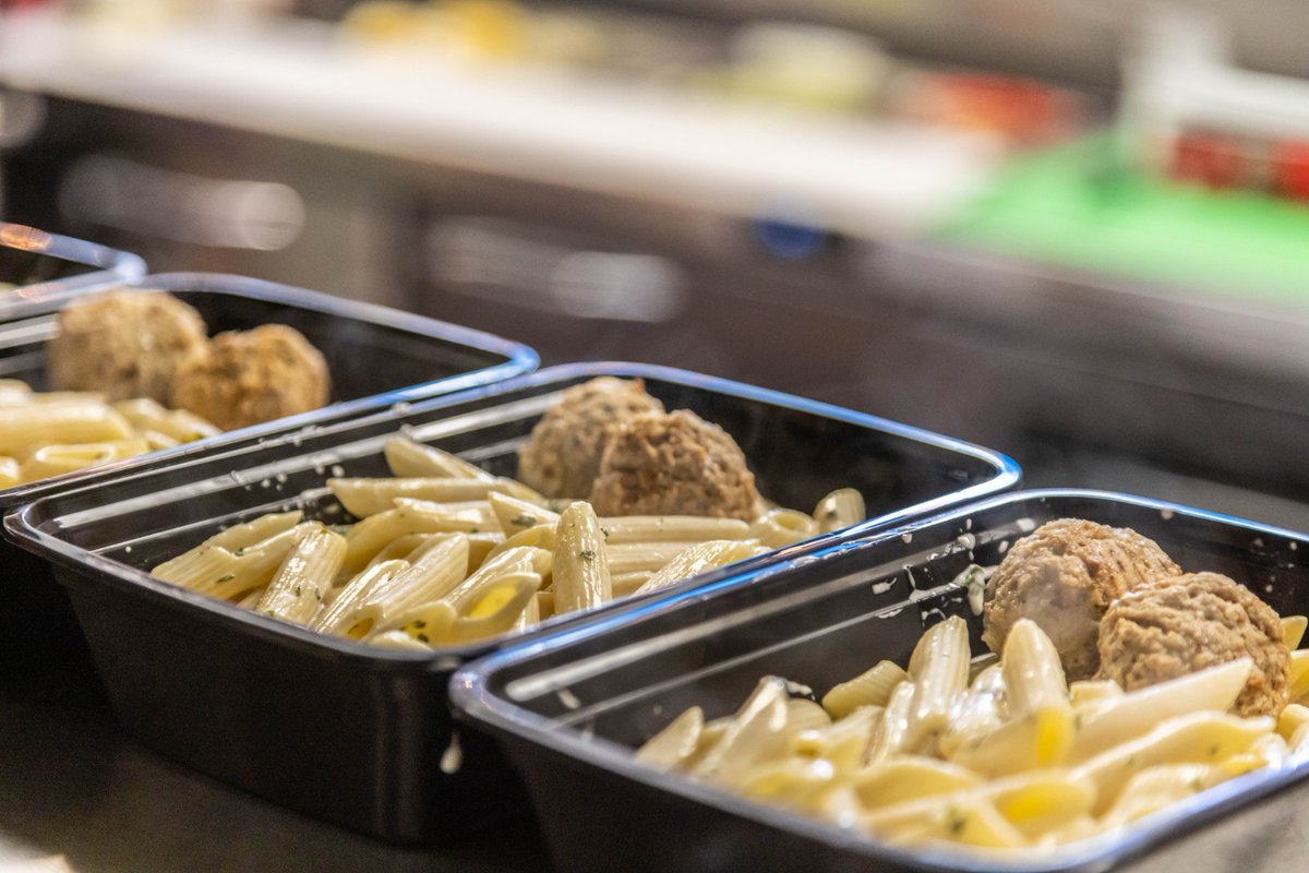 WCKitchen's tweet image. At Robert’s, Aly &amp;amp; her dad, Marty have been partnering with WCK to cook hot meals—like penne alfredo with meatballs—for Newark families since April 2020. Aly is grateful to serve her community while also keeping restaurant doors open &amp;amp; employees on payroll. #ChefsForAmerica