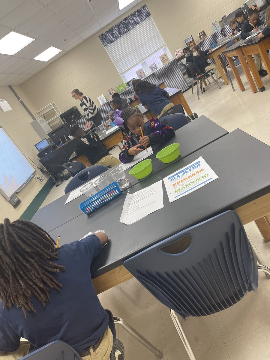 KeeWarr's tweet photo. Today in science lab! @MicaelaMRoss made us snow AND taught us about hypothesis and dissolving through cane candy’s! We had fun!! 
#ERD #SCIENCE @PrincipalERD @DicksonTigers https://t.co/H4cay0bCUb