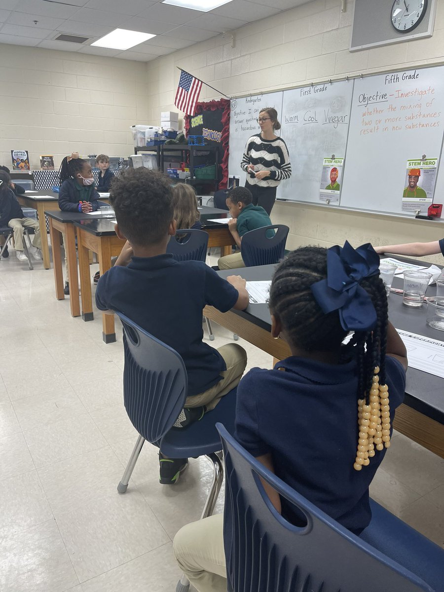 Today in science lab! @MicaelaMRoss made us snow AND taught us about hypothesis and dissolving through cane candy’s! We had fun!! 
#ERD #SCIENCE @PrincipalERD <a href="/DicksonTigers/">E.R. Dickson Tigers</a>