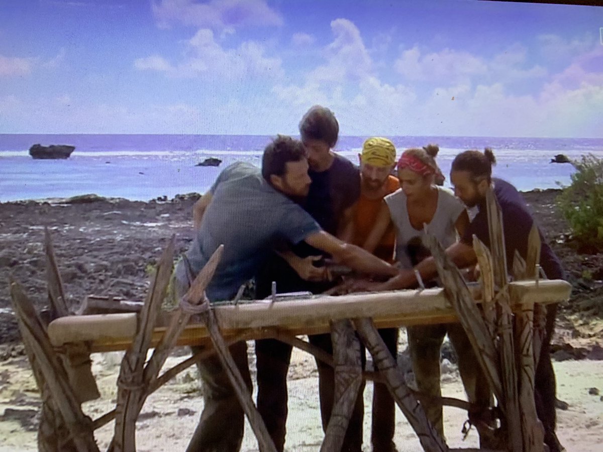 Quand les serveurs viennent de remettre des Nems Crevettes au buffet à volonté 

#KohLanta