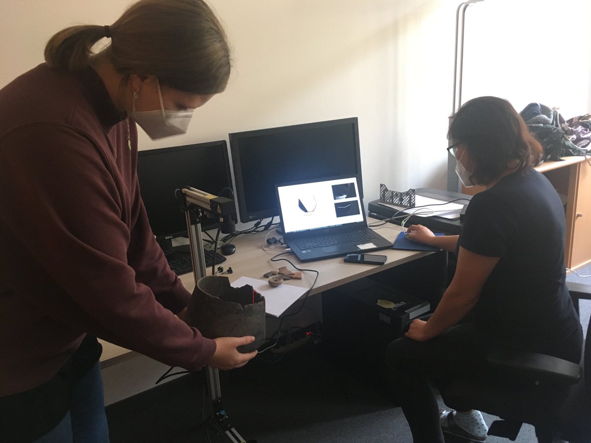 RebaySalisbury's tweet photo. Trying out the Laser aided Profiler on our Bronze Age urn. Amazing tool, but optimized for fragmented settlement material. ⁦Thanks for the presentation @temporary_Irene⁩! https://t.co/qZqMV8nrSW