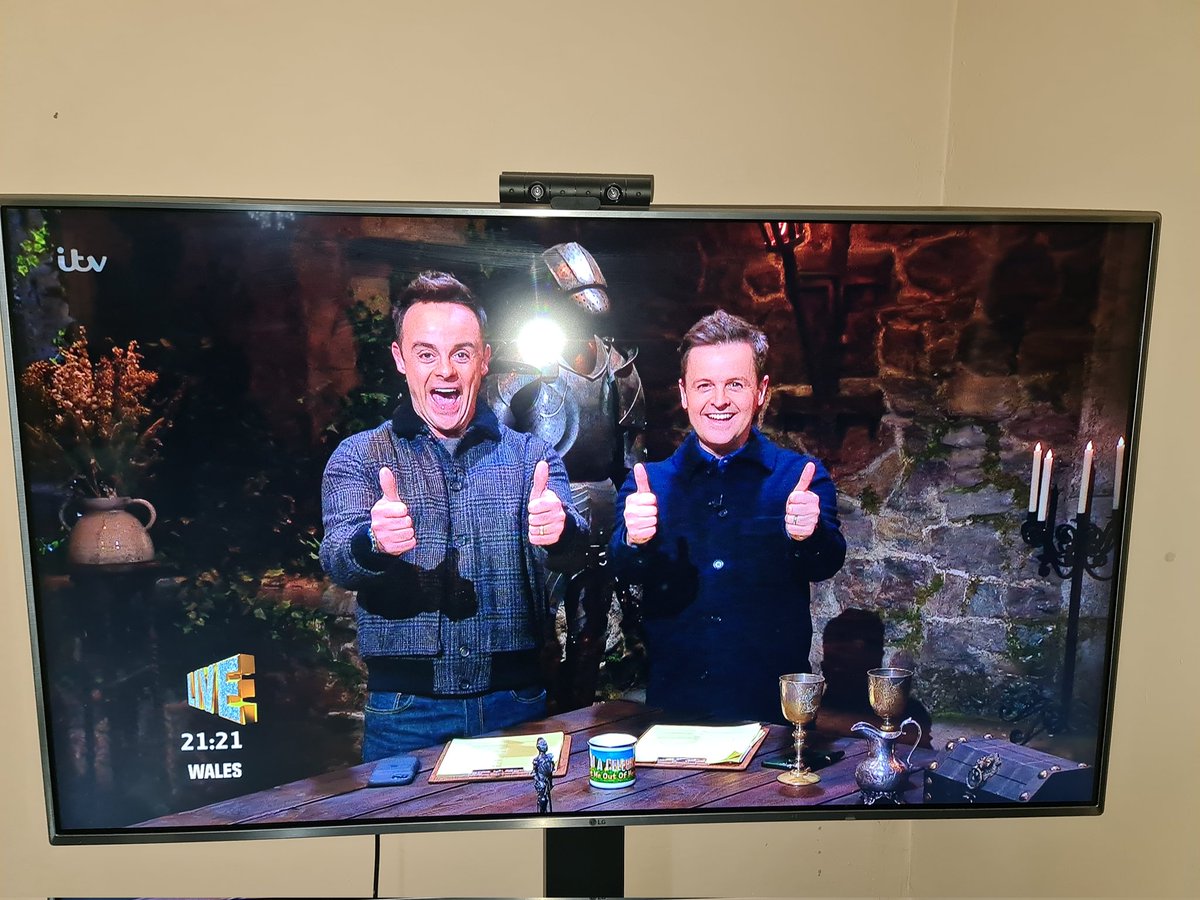 Mantacorr's tweet photo. @antanddec this should definitely be your xmas card for this year. #Christmas2021 https://t.co/Gp3g2w67eN