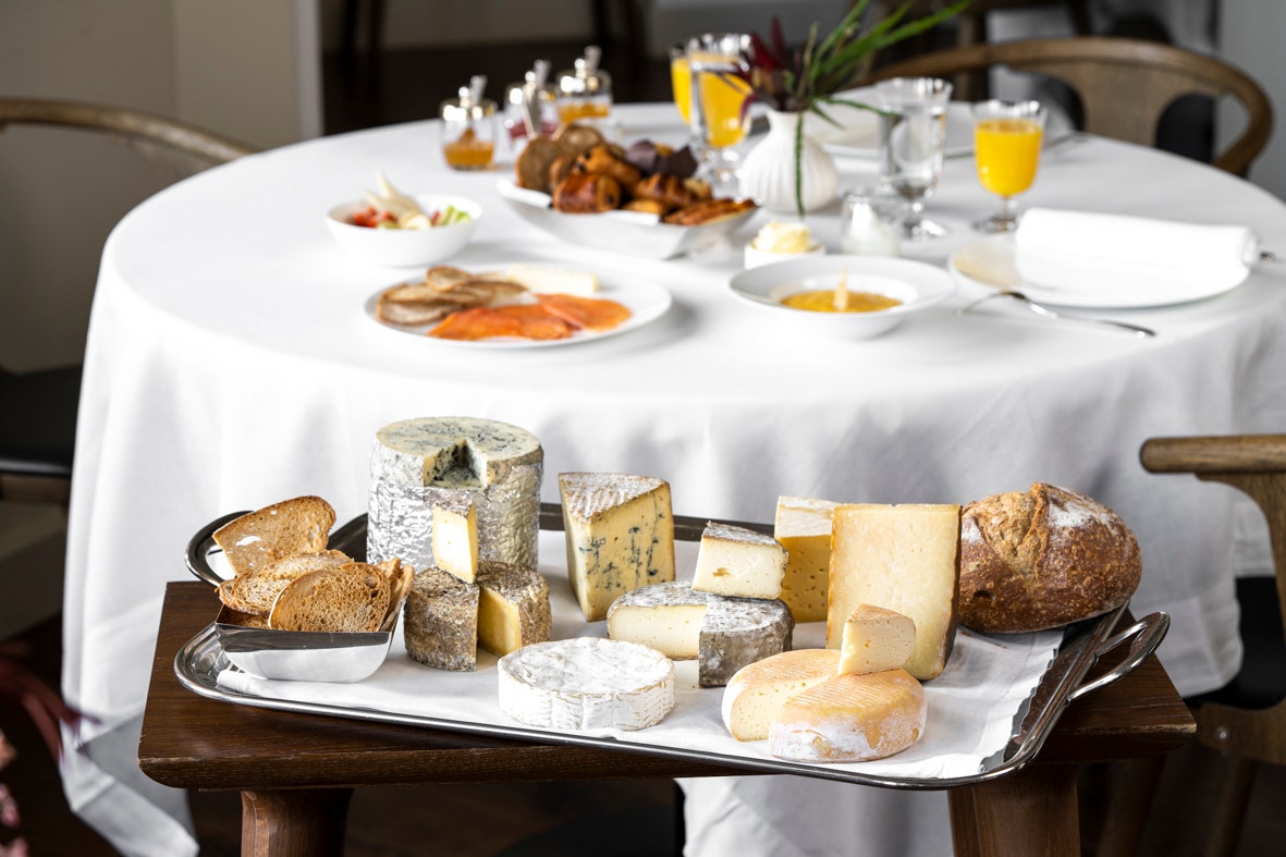 El valle de la Cerdanya, en el Pirineo catalán, es todo lo que esperas de un paisaje de invierno, pues sus bosques y montañas (algunas ya nevadas) parecen sacados de un cuento de hadas. Sus encantadores pueblos y su gastronomía (alerta amantes del queso) te enamorarán sin remedio