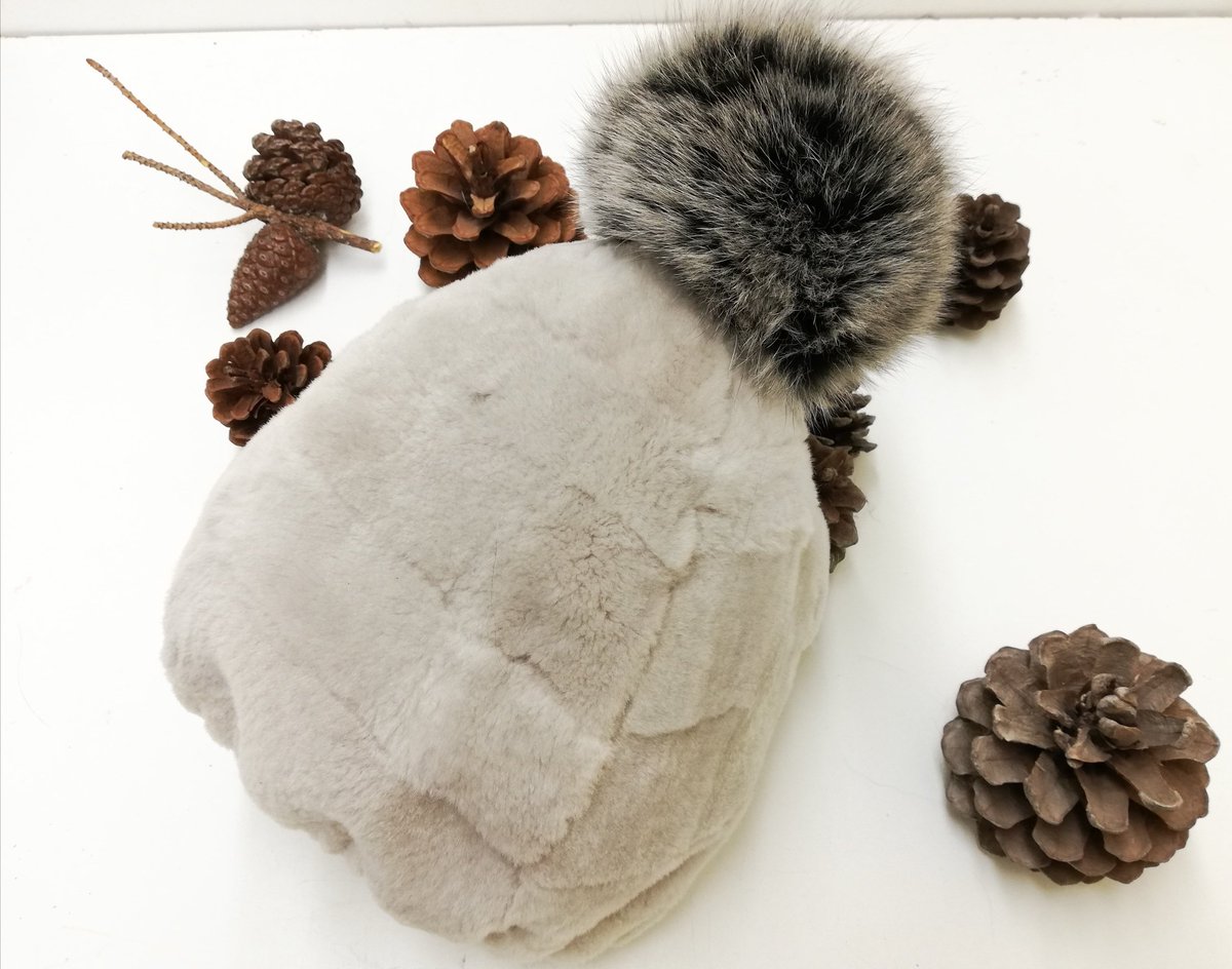 tkifurs's tweet photo. Velvet nutria fur beanies in various colors with real fox fur decorative pompom 
Total handmade
Very stylish design
Super winter gift idea
Great fit
Lightweight design
One size fits all

#realfur #luxuryfur #furfashion #furaccessories #furhat #tkifurs #tki_accessories #tki_home https://t.co/LdQ9vXJwn4