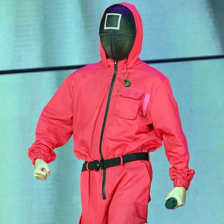 hourlyforbts_'s tweet photo. procuro um homem para relacionamento sério e duradouro. os requisitos são: ser idêntico a kim taehyung na aparência e personalidade https://t.co/urt4YrvfVk