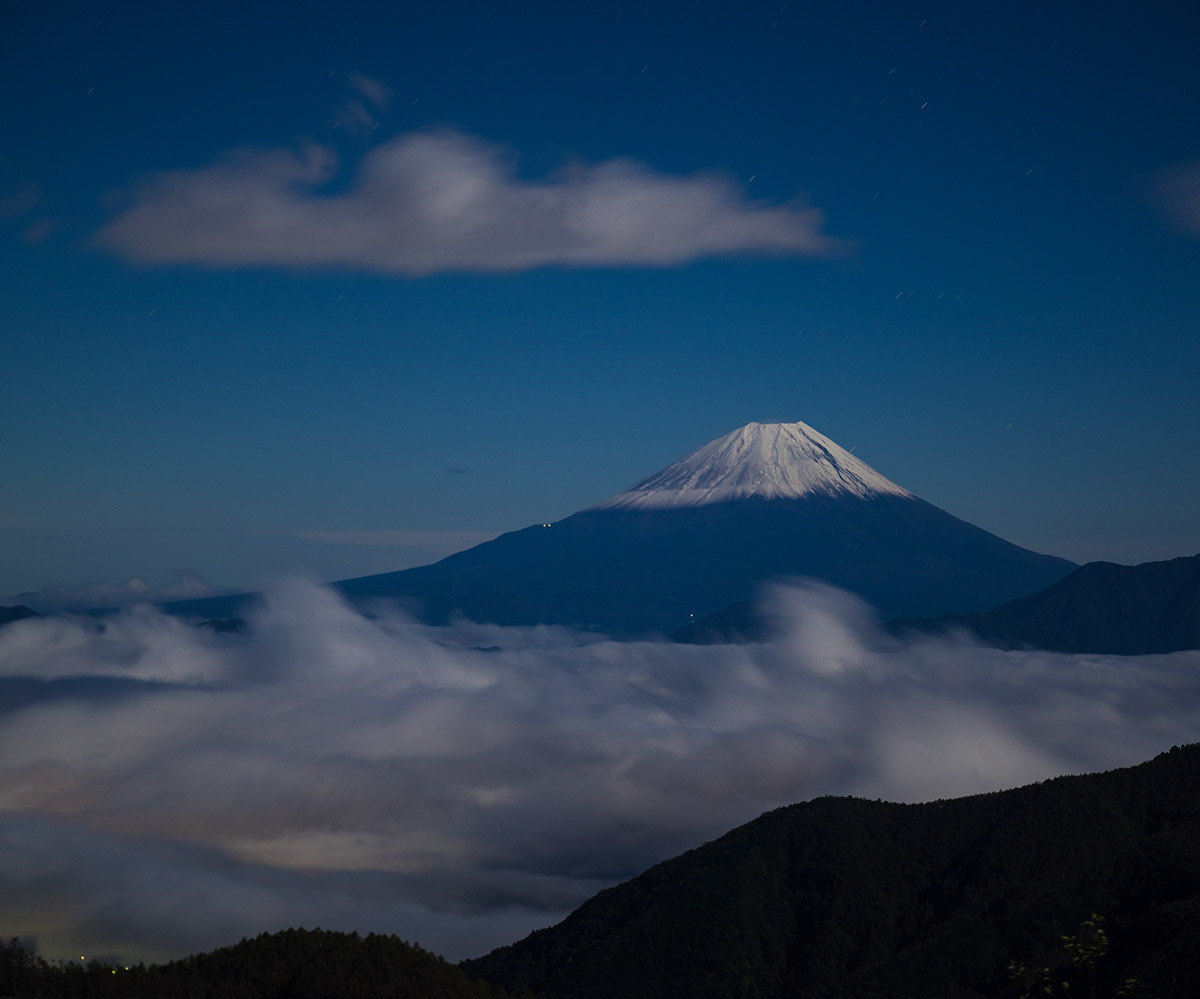雲踊る夜 月光に照らされた雲海富士。 櫛形山で以前撮影。