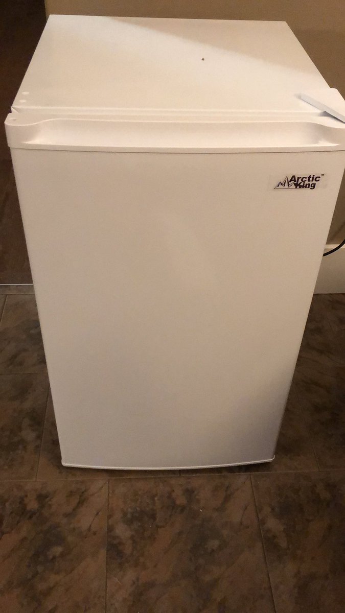 kjohnston1004's tweet photo. @ItsThatNova @LAGTVMB Our new top of the line freezer 👌🏼👌🏼😂 https://t.co/0B9xzsKyTI
