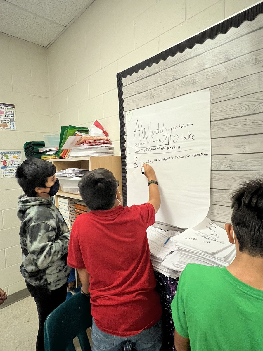OESFifth108's tweet photo. 5th grade ocelots learning about the bombing of Pearl Harbor.📝🇺🇸☺️ https://t.co/UplfeOJKz5