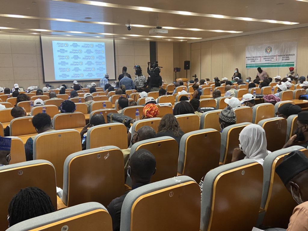 The Head of the #AUEOM in The #Gambia, former president Kgalema Motlanthe of South Africa, presented the AU statement of preliminary findings on 06/12/21 in Banjul 🇬🇲. The Heads of Mission and Reps of #ECOWAS, the Commonwealth and EISA in attendance also presented their findings
