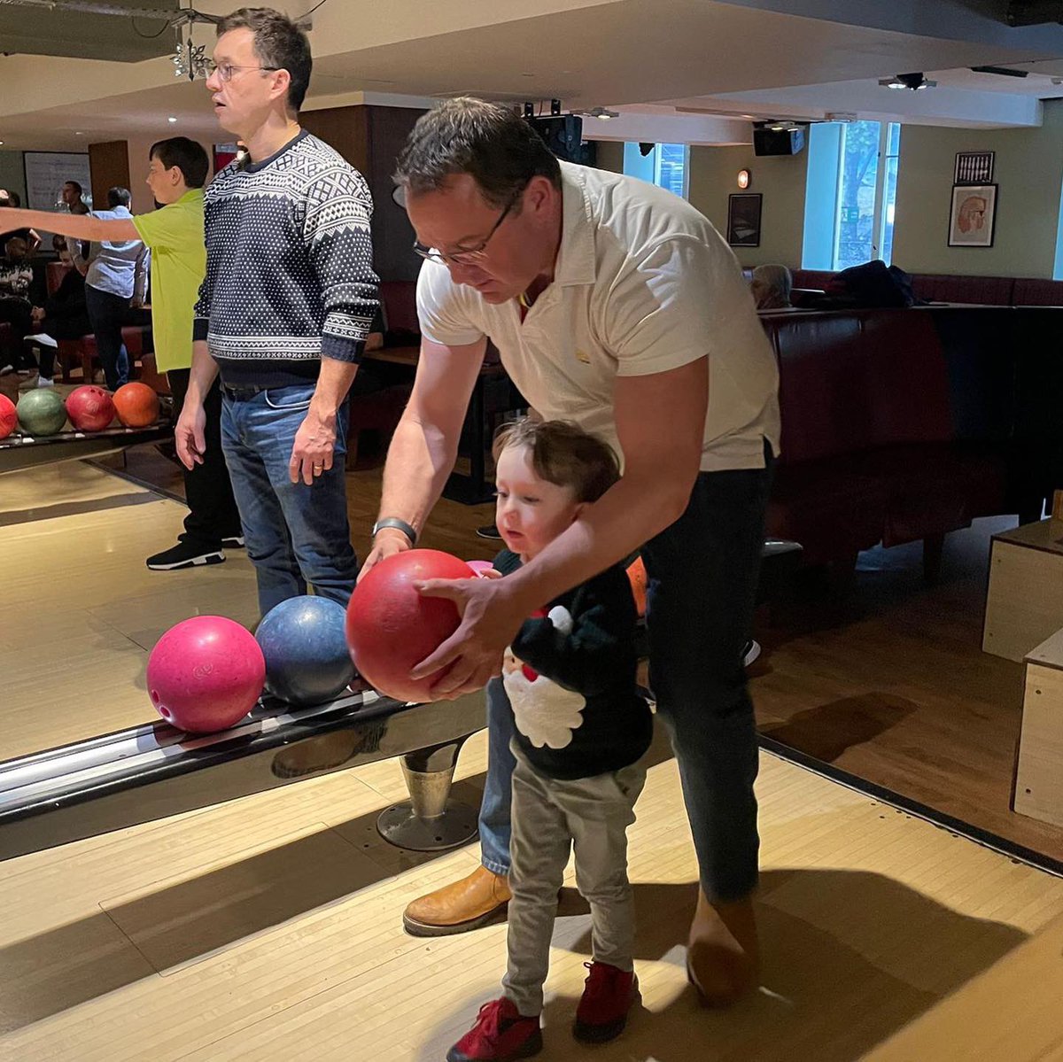 TonyKent_Writes's tweet photo. If you’re going to have Saturday bowling lessons aged 3, who better than from a Dad who manages about 3 pins a round. Oh, literally anyone, you say? Fair enough!!
#bowling #tenpin #tenpinbowling #christmasdayout #bowlinglanes #bowlinglessons #lessonswithdad https://t.co/uaSGiTXN5k