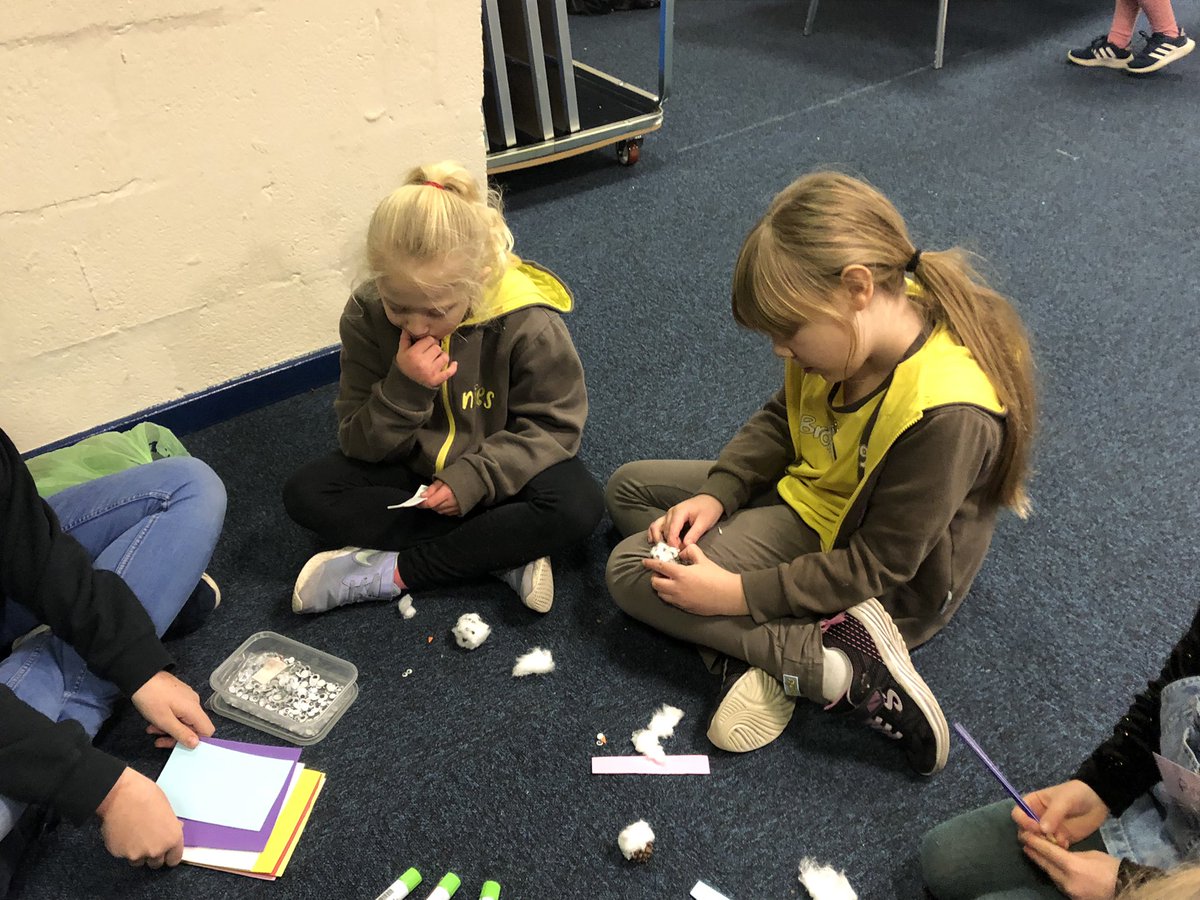 2ndWhittle's tweet photo. Getting our Christmas craft on!! Handprint snowman baubles ⛄️ , snowy pinecone owls ❄️🦉 and pop-up cards🎄 all in just an hour 😅!

@Girlguiding @Girlguiding_NWE https://t.co/7d6V57Q0nF