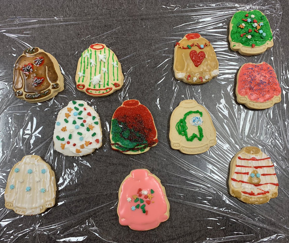 ppipikios's tweet photo. FCCLA swinging into Christmas with some cozy customized Christmas cookies! 🎄🍪 https://t.co/VqMH8iP7dE