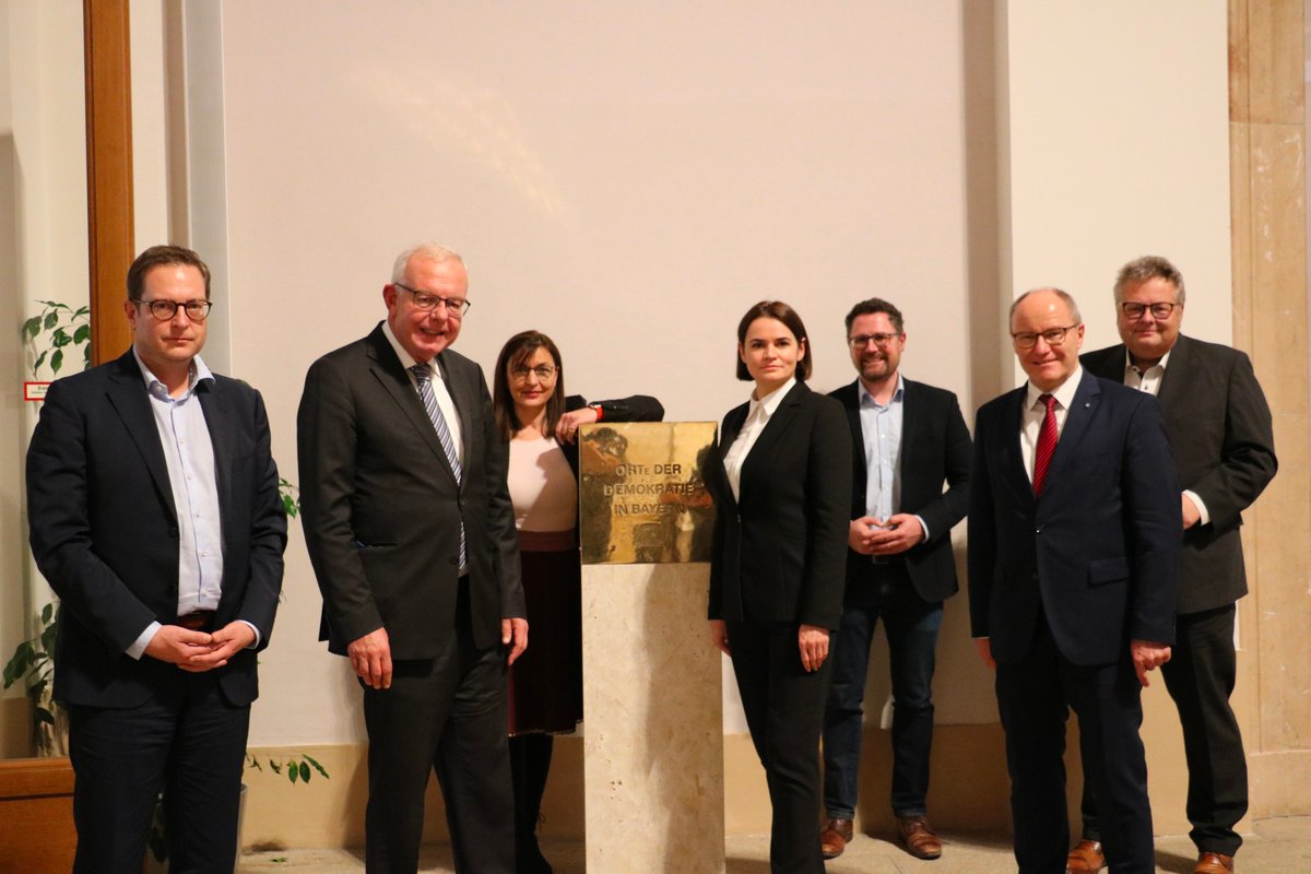 Tsihanouskaya's tweet photo. I had the pleasure to meet today @csu_lt &amp; @BayernSPD_Lndtg members in Munich. They asked me – what else could be done besides the sanctions? It's crucial to help Belarusian activists &amp; free media. Bavarian businesses could also propose an investment plan for democratic Belarus. https://t.co/KIYbACOSPH