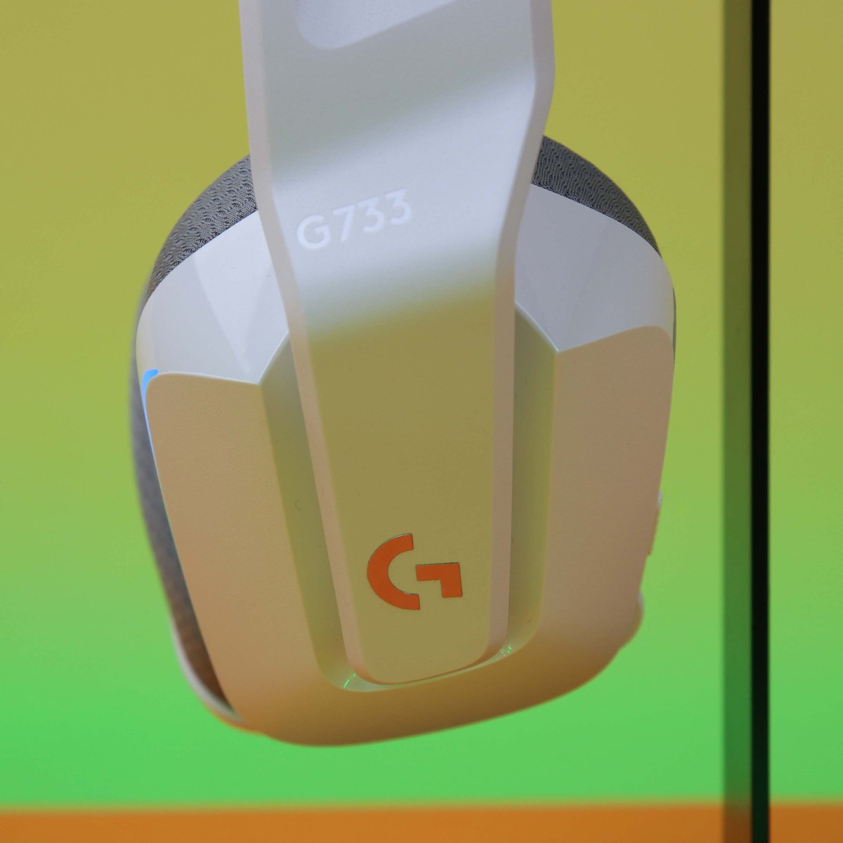 LogitechG's tweet photo. It's all in the little details. 🤍

The G733 memory foam ear cups look so soft and comfy here. 

📸 @teknodiot https://t.co/5hnthf4Y4c