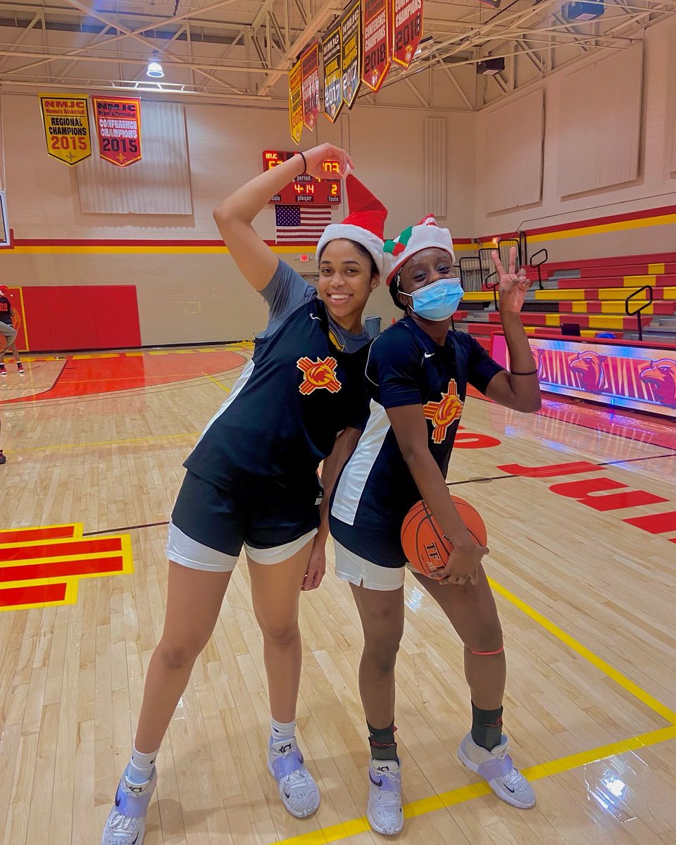 NMJCTbirds's tweet photo. Happy Holidays from @NMJCWBB!🎄🎅 https://t.co/INnVReElTq