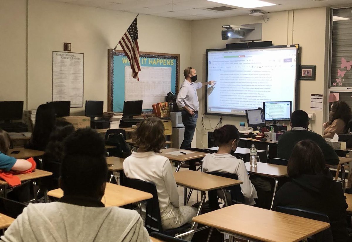 YouthcastMGrp's tweet photo. Look who came to visit!!! Miami-based mentor-editor and former @USATODAY correspondent @alangomez stopped by Coral Reef Senior High School to teach news writing to the journalism club. UHMP bootcamp alums Krystal Li and Justin Fernandez met him live and in person! Finally!! https://t.co/GGQYD1mKrS