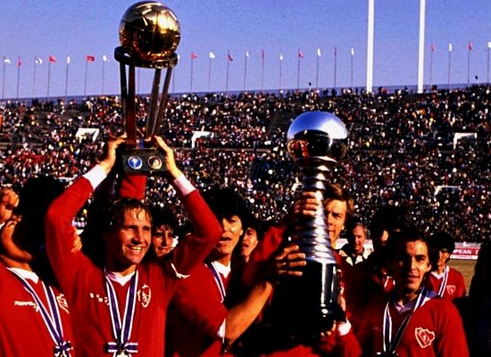 NicoFernandezBB's tweet photo. 📅 Las #efemérides del 9/12 👇
🎂 Nacieron #Garré y el "Tanque" #Silva
🧤 El famoso penal que #Roma le atajó a #Delem
🌍 ¡#Independiente campeón del mundo!
🔟 Último partido de #Márcico en el "Xeneize"
🏆 ¡#River le ganó la Libertadores a #Boca!
🔎 Mirá: https://t.co/Q7TdU2R1zp https://t.co/SM7D6qm3l1
