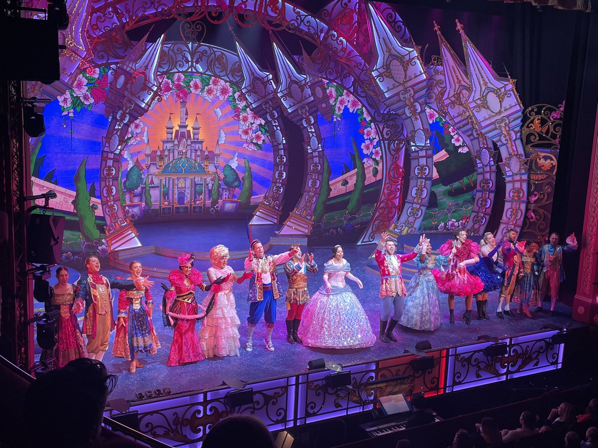 DaynaFarrington's tweet photo. Christmas is well and truly here! @WolvesGrand Cinderella is hilarious from start to finish! So good to have panto back! 🎄 #wolvesgrandpanto #wolvesgrand #cinderella review on @birmingham_live tomorrow! https://t.co/KAY743Fx1f