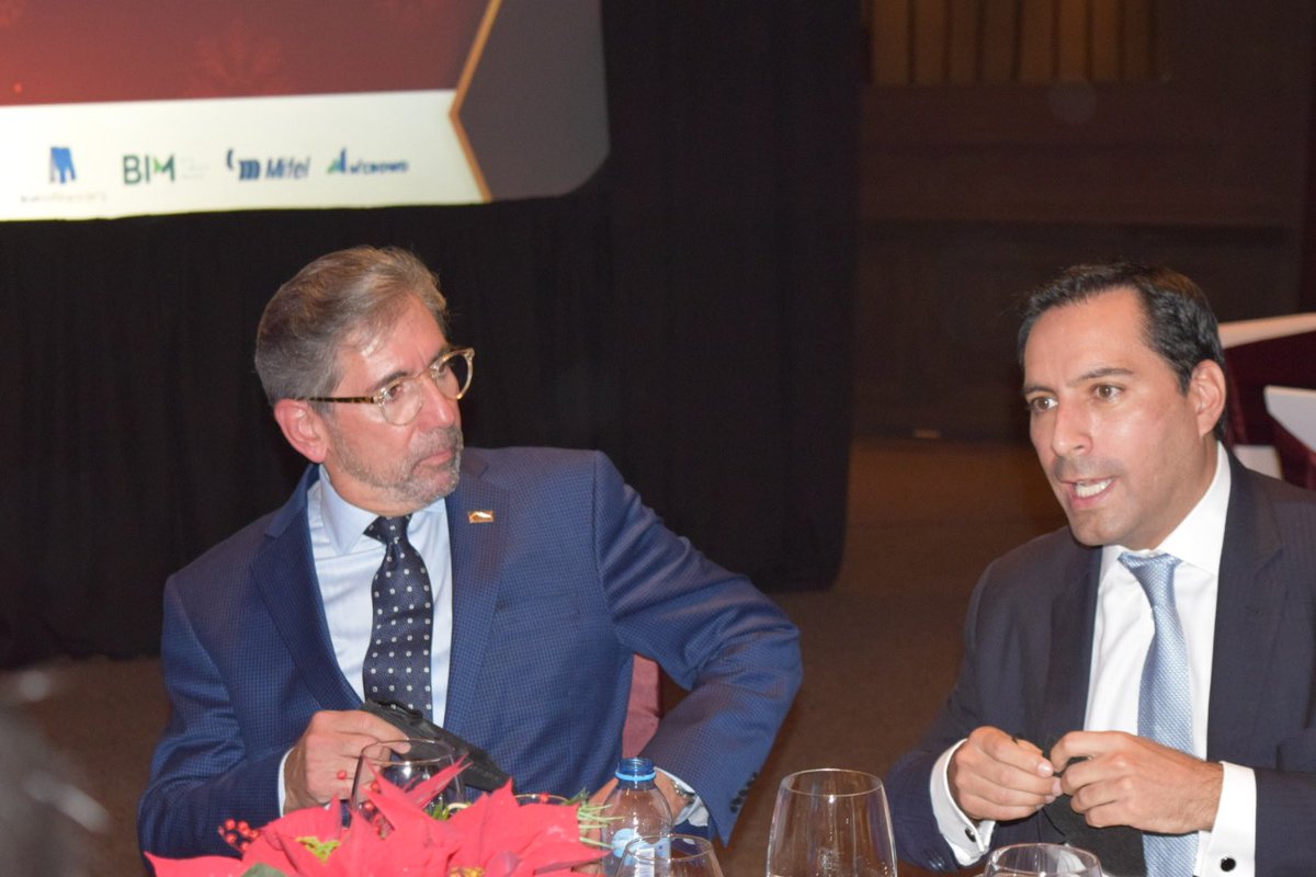 CANADEVINAC's tweet photo. Recibe nuestro presidente nacional, @Gonzalo_Mendez_, al gobernador de @GobYucatan, @MauVila, para celebrar nuestra tradicional comida de fin de año #CANADEVI2021.
#CANADEVIEstáContigo https://t.co/jfFCusEQK0