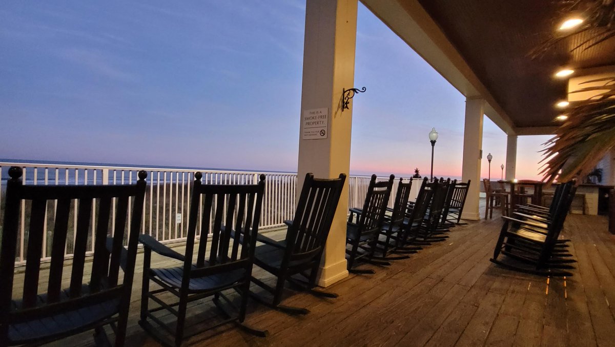 DunesManor's tweet photo. Beautiful Views from the Dunes tonight! Stop by and see Tara in the Zippy Lewis Lounge. #ocmd #sunsets #dunesmanorhotel https://t.co/vJLPIwDuv9