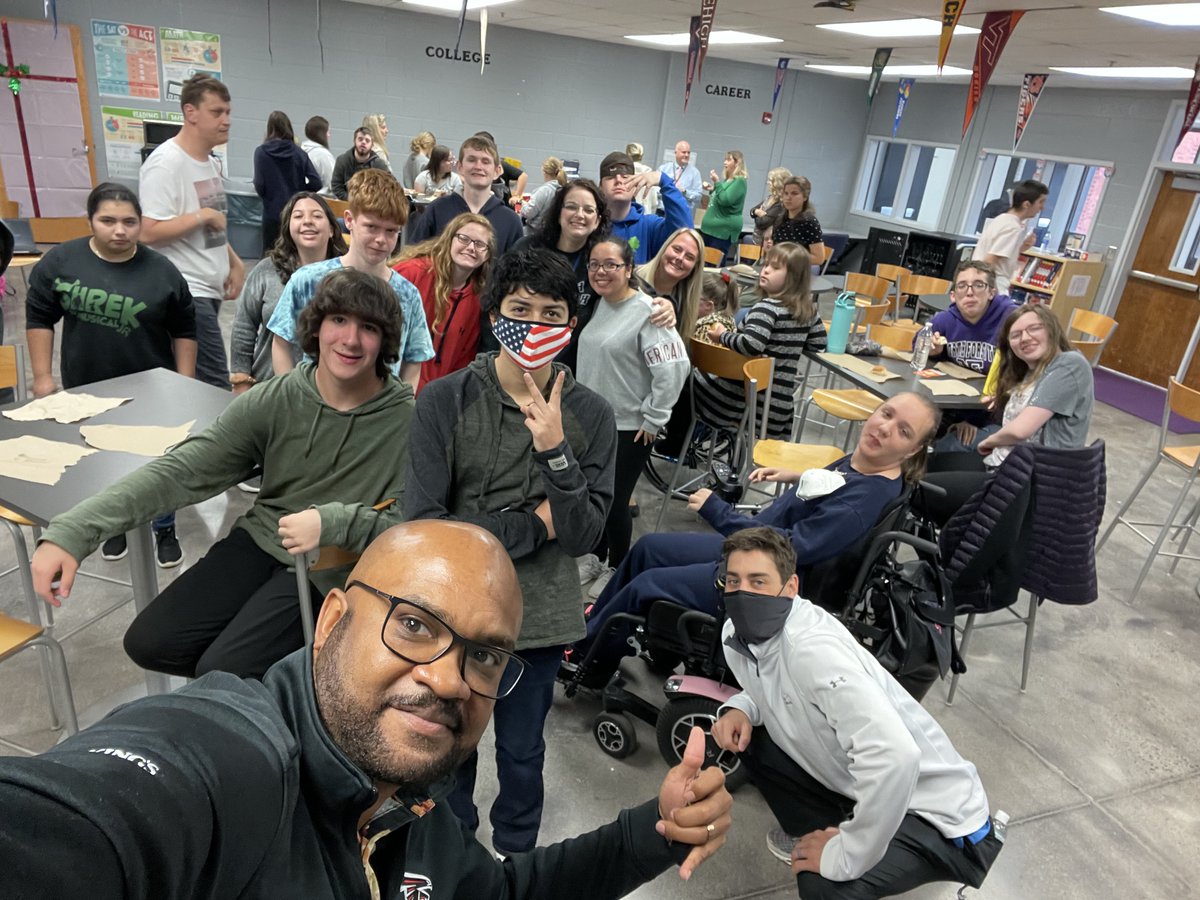 I had a great time this morning visiting North Forsyth High School. The energy level was high, and their curious minds were locked and loaded! I'm almost certain these are some of King's Hawaiian's biggest fans. @kingshawaiian <a href="/NForsythHigh/">North Forsyth High</a>  #energy #school
