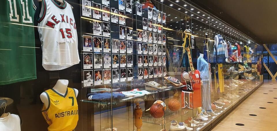 FranceOlympique's tweet image. Le sport français s’est exporté ce mardi. Avec ce lancement de la #FrenchSportTouch pendant l’#ExpoDubaï2020 🇦🇪⬆️. Avec aussi le déplacement du Parcours Ambition Internationale #PAI du #CNOSF à Genève 🇨🇭, accueilli par la @FIBA 🏀⬇️.