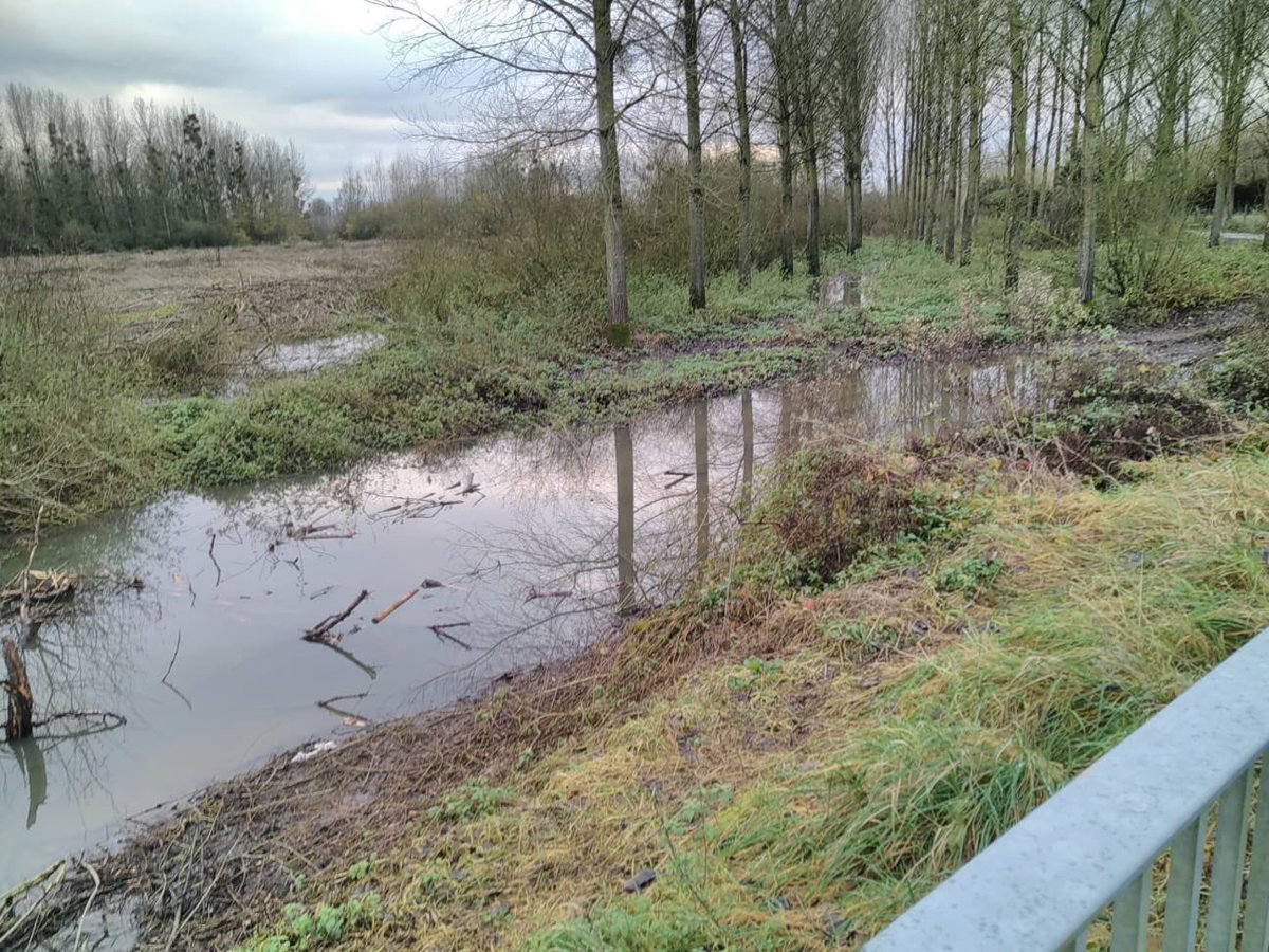 Charlotte Vassant (@ecvass02) on Twitter photo Toujours sur le pont de <a href="/J_Denormandie/">Julien Denormandie</a>
Après 20 mm de pluie au 4 décembre 2021.
La pluie vient emporter les branches pour créer la future embâcle 2021 /2022.
Dans la pure tradition de reporter la problématique chez le voisin et créer l’inondation du futur. Toujours sur le pont de <a href="/J_Denormandie/">Julien Denormandie</a>
Après 20 mm de pluie au 4 décembre 2021.
La pluie vient emporter les branches pour créer la future embâcle 2021 /2022.
Dans la pure tradition de reporter la problématique chez le voisin et créer l’inondation du futur.