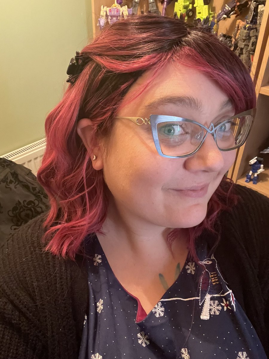 DigitalCHC's tweet photo. Day 7 : Charlotteās #FestiveThreads
One of my absolute faves & no doubt it will appear in this thread again. Winter birds and snowflakes. It also has pockets, which elevates its status. Bonus picture of my face so you can see the extra bird on the neckline. https://t.co/g6P9d2JH5H