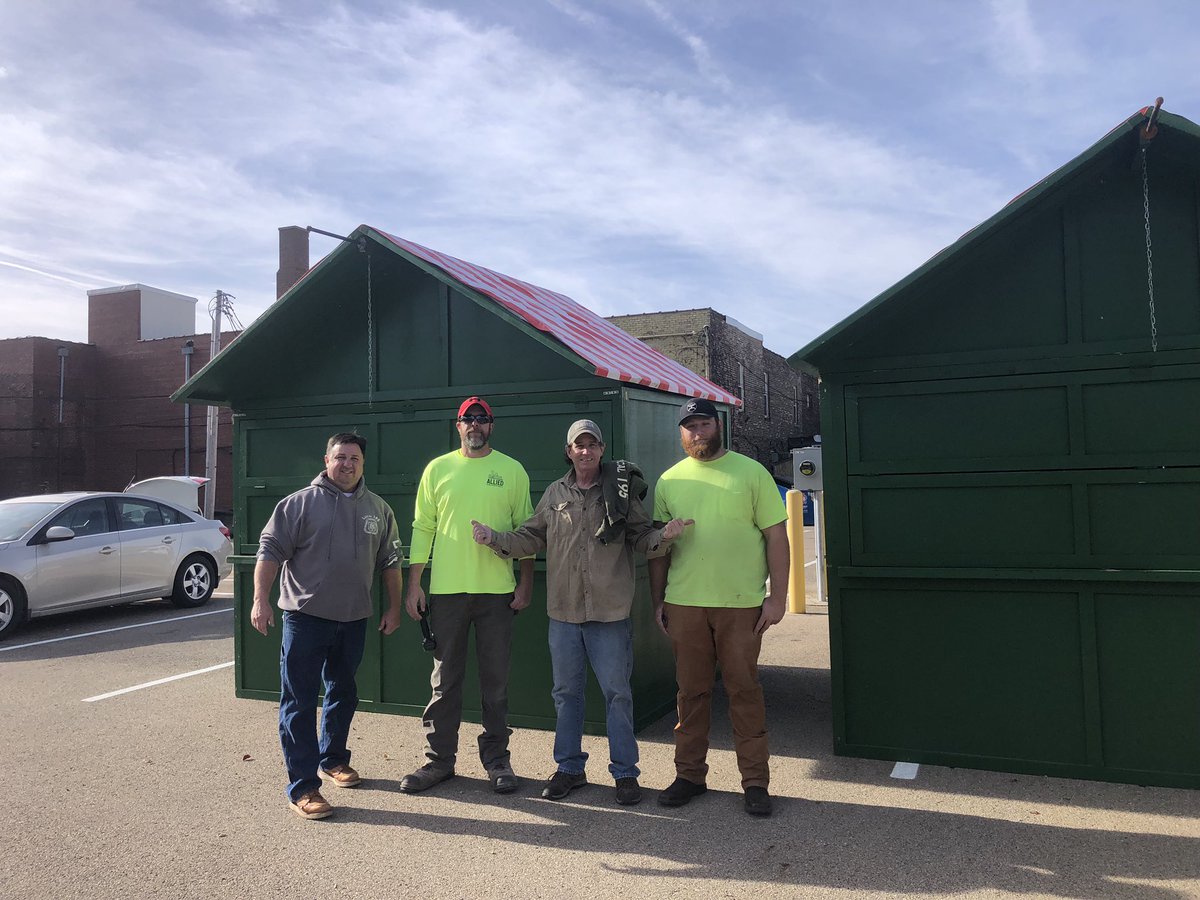 MidAmCarpenters's tweet image. #Local174 members Dave Argubright, Paul Ratkiewicz, Mike Weygand, Bryce Phelps and Todd Culver took some time to help the City of LaSalle set up Kringle Huts for their upcoming Christmas Festival! Great job! #WeBuildCommunities