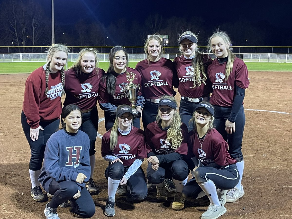 HselleHighSball's tweet photo. Here are the 2021 Fall Classic Champions! It’s been a lot of fun using our allotted time to get a glimpse of what’s in store for this spring! Looking forward to getting back on the field in January! #competeeveryday #ybow #weplayoutside https://t.co/cFdTm4OfDP
