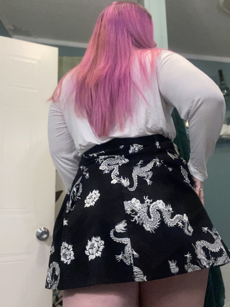 HannahHaze7's tweet photo. Who likes my new skirt 🤪 https://t.co/Dh0b7FYKNZ