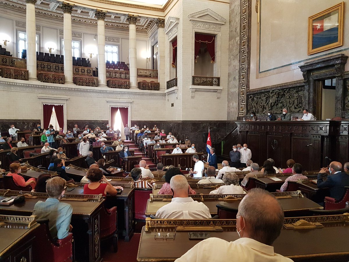 La Union de Historiadores de #Cuba llega este 7/12 a sus  40 años de creada. El Presidente @DiazCanelB asiste a la conmemoración en el #CapitolioNacional. Homenaje para seguir preservando la historia y memoria patria.
#CubaVive 
(Hilo)