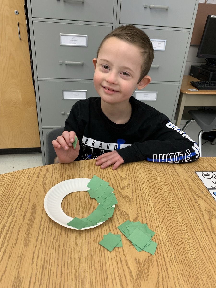 missbwalka's tweet photo. The seventh day of our Kellogg’s holiday calendar had us making wreaths! We can’t wait to hang them up! #GECDSBGains @MikeWil03652704 @biaaro @talbot_trailps https://t.co/NttWRuJT9x