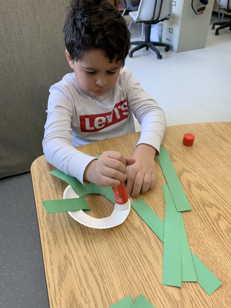 missbwalka's tweet photo. The seventh day of our Kellogg’s holiday calendar had us making wreaths! We can’t wait to hang them up! #GECDSBGains @MikeWil03652704 @biaaro @talbot_trailps https://t.co/NttWRuJT9x