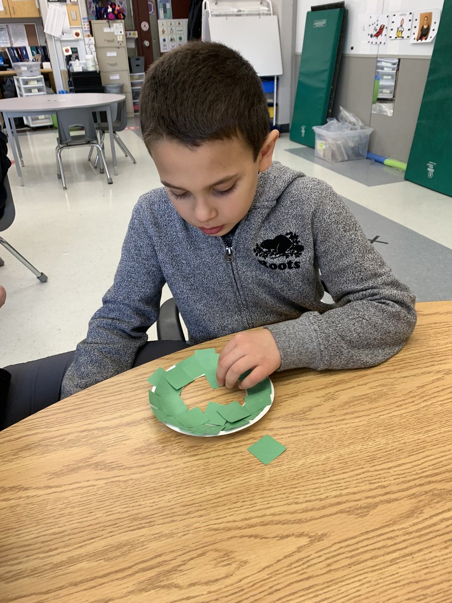 missbwalka's tweet photo. The seventh day of our Kellogg’s holiday calendar had us making wreaths! We can’t wait to hang them up! #GECDSBGains @MikeWil03652704 @biaaro @talbot_trailps https://t.co/NttWRuJT9x