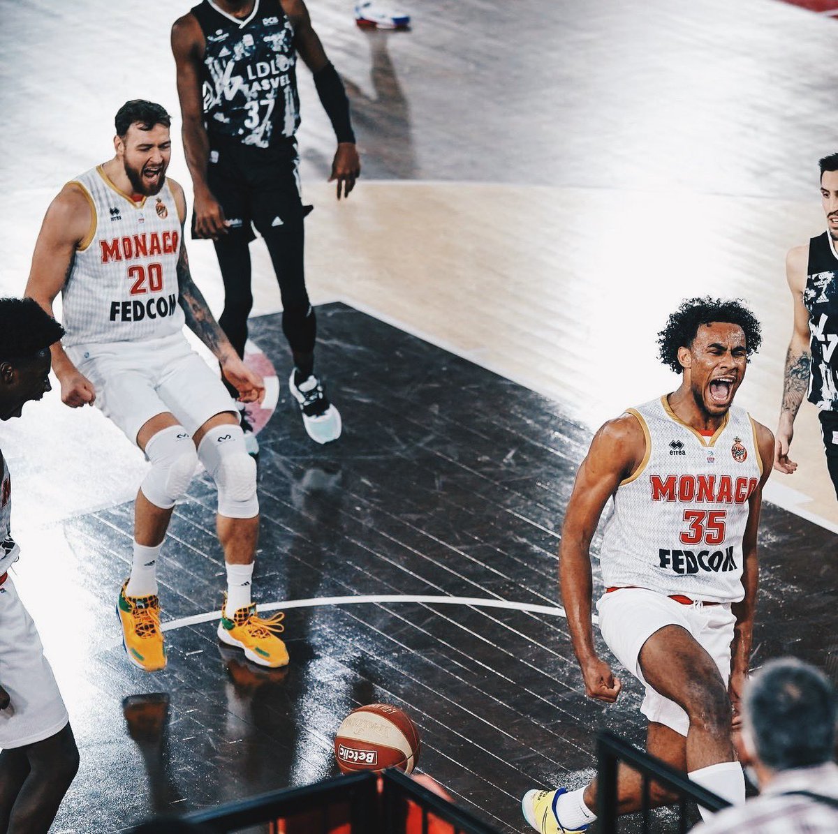 frenchoops's tweet image. La définition de la DALLE 👉🏻 @Armel_Traor35