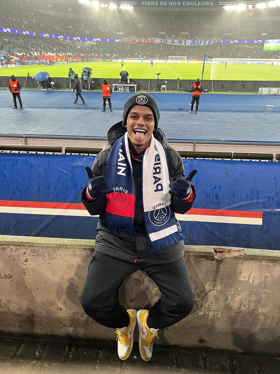 mc_maneirinho's tweet photo. O PAI É PÉ QUENTE EM PARIS !! ❤️💙 https://t.co/zxDBjwOgqc