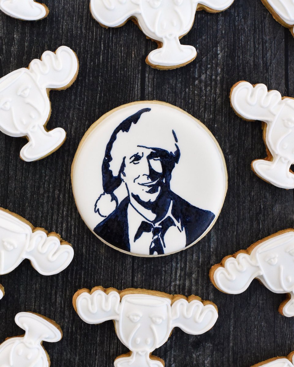 SouthernParm's tweet photo. "can i refill your eggnog for you? get you something to eat? drive you out to the middle of nowhere and leave you for dead?" -clark griswold 🎄 #ChristmasVacation #christmascookies #holidaycookies #clarkgriswold #christmasvacationcookies #eggnogcookies @ChristmasVacay https://t.co/AJT8OseKcc