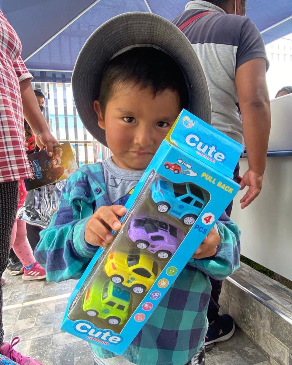 ClinicaGoodHope's tweet photo. ¡MÁS AMOR EN NAVIDAD!  ❤️ 

Hasta el momento se vienen entregando más de 300 regalos a los niños y niñas de Villa María del Triunfo. 

¡Únete a este acto solidario donando un juguete!  Acércate a la @ClinicaGoodHope. https://t.co/jo9u97kcqi