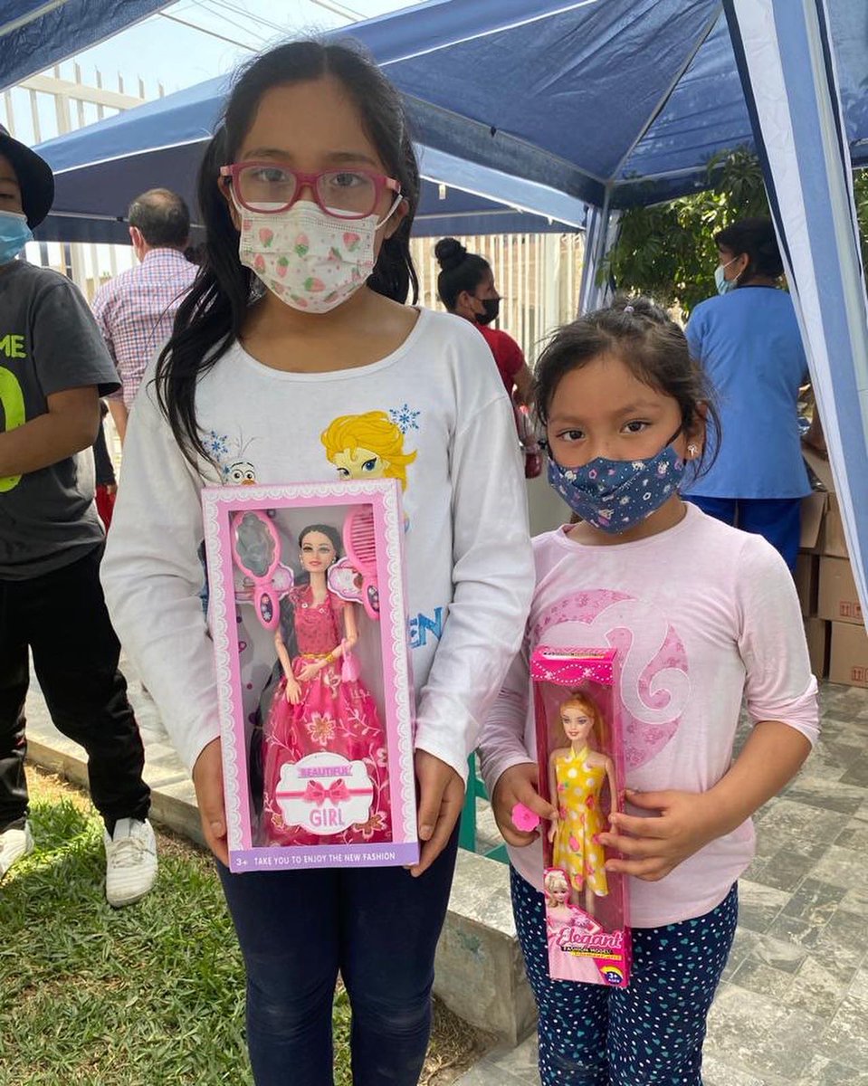 ClinicaGoodHope's tweet photo. ¡MÁS AMOR EN NAVIDAD!  ❤️ 

Hasta el momento se vienen entregando más de 300 regalos a los niños y niñas de Villa María del Triunfo. 

¡Únete a este acto solidario donando un juguete!  Acércate a la @ClinicaGoodHope. https://t.co/jo9u97kcqi