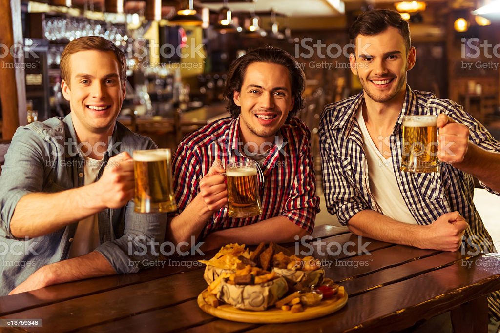 CaucasianJames's tweet photo. whenever i’m down i just google “guys drinking beer” to lift my spirits. always amazing vibes https://t.co/QrMi2ho7Jk