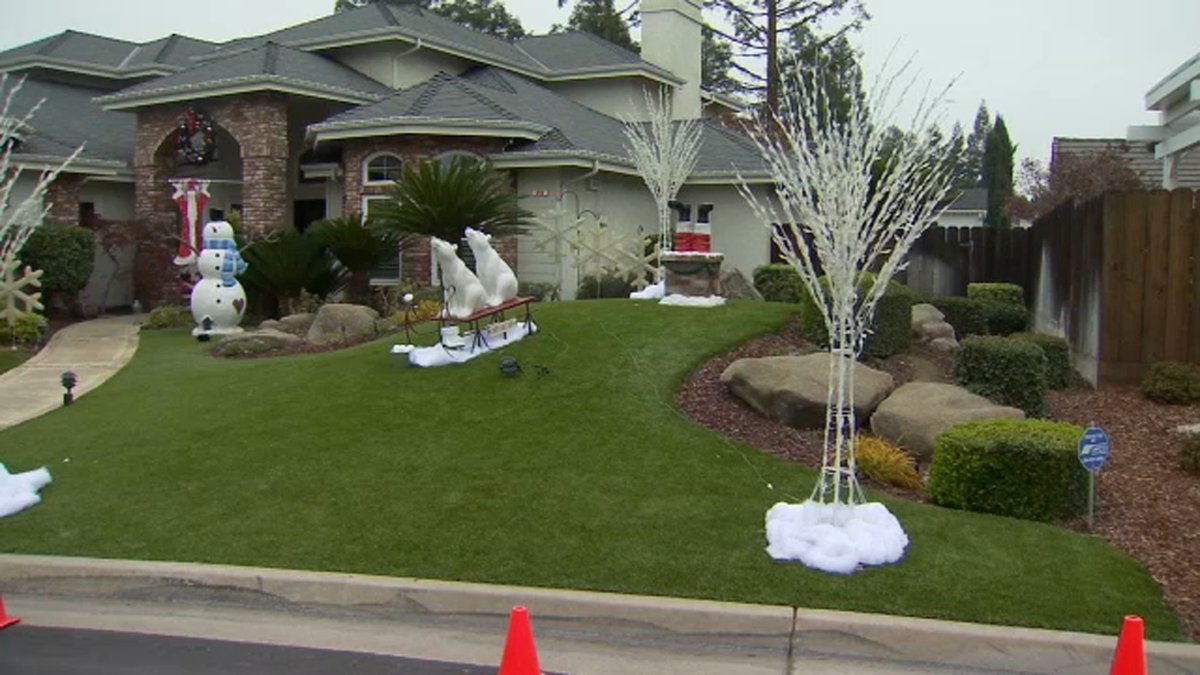 ABC30's tweet photo. One of the Valley's biggest holiday displays is under attack. Thieves have been stealing from homes on Clovis' Candy Cane Lane. https://t.co/8MLWzSs24y https://t.co/fTO7y5Ue5Z
