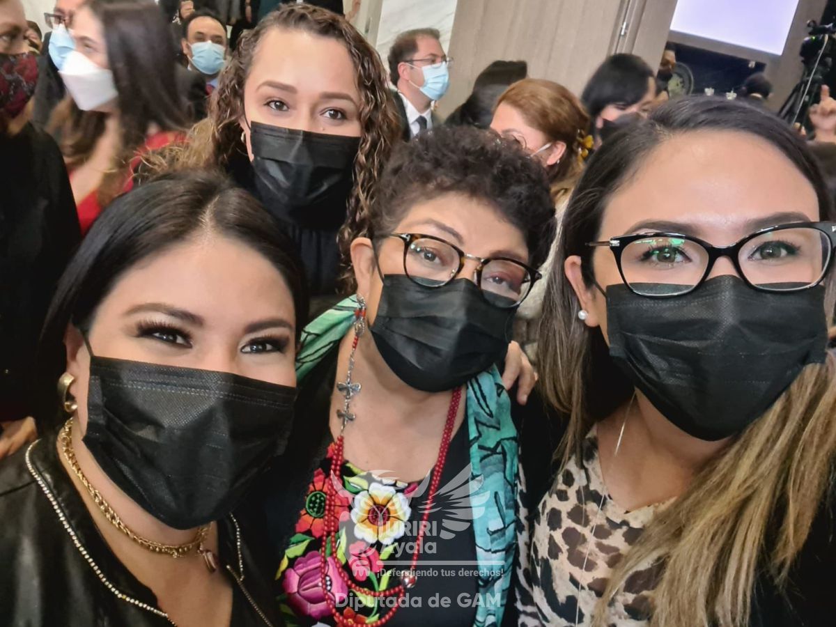 yuriri_ayala's tweet photo. En el marco del #3erInformeDeLabores del @MagRafaelGuerra tuve la oportunidad de saludar a la fiscal @ErnestinaGodoy_, al Secretario de Gobierno @martibatres al Lic. #AaronOrtega, presidente del Sindicato Único de Trabajadores de la Ciudad de México. #DefendiendoTusDerechos https://t.co/ewB3kbKt1t