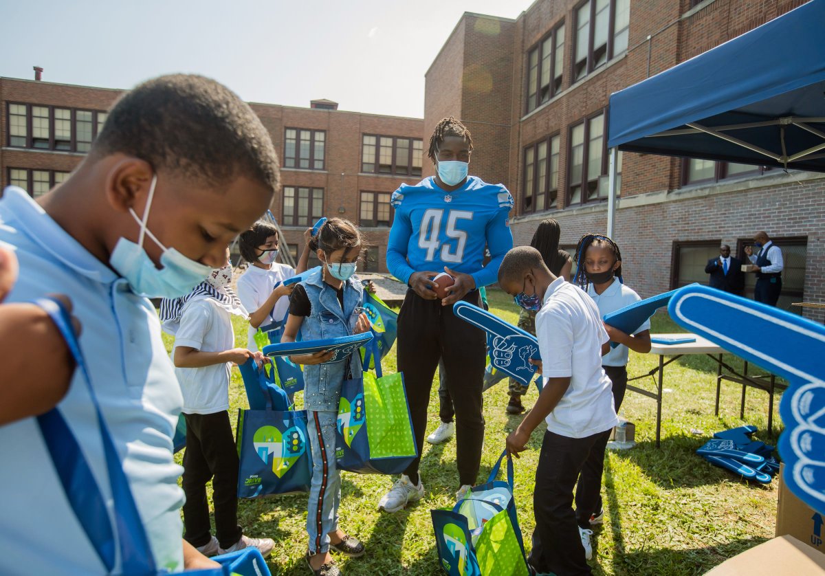 PFF_Lions's tweet photo. Jason Cabinda for 2021 Walter Payton Man of the Year! 💙 
#WPMOYChallenge #OnePride https://t.co/JWLWOz8sbD