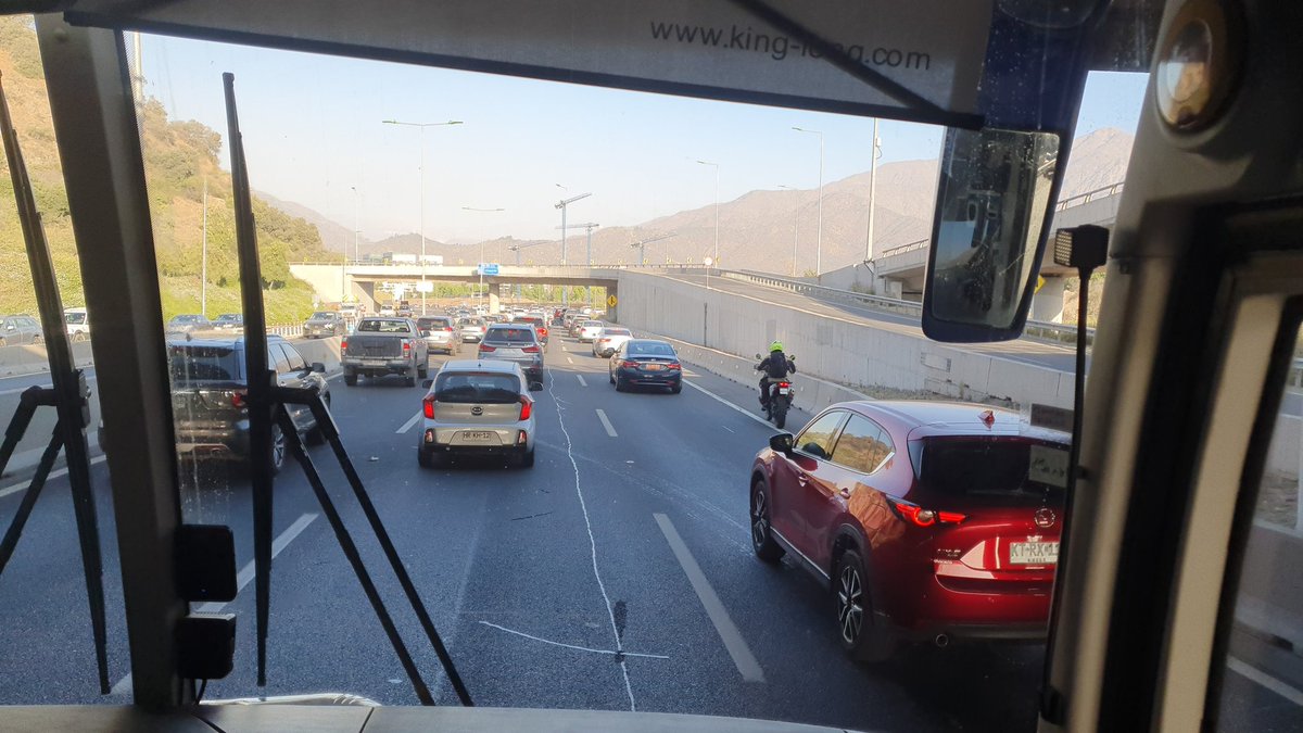 camilocarr11's tweet photo. Taco en @CostaneraNorte_ salida Santa Teresa en ambas direcciones cerrada, el taco está en dirección al Oriente, se mantiene tránsito lento hasta salida la dehesa @radiocarab @biobio @Cooperativa https://t.co/wO3uKOKav5