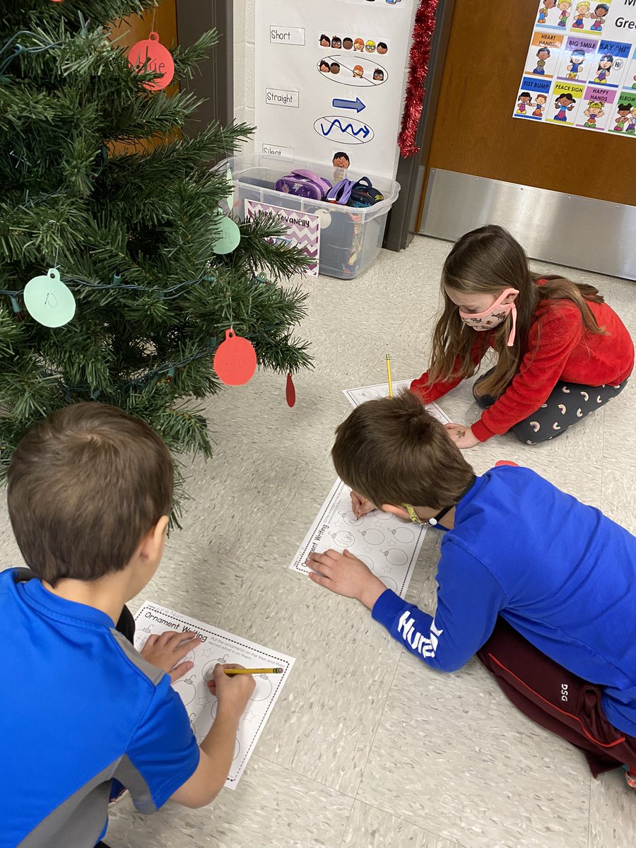 jovteach's tweet photo. Our tree was decorated with sight words today thanks to Snowflake! We had a blast using the ornaments to read and write! #ClassroomElf #SnowflakeAdventures #WEStandTogether #bevomebelongNYCSD @WESpolarbears https://t.co/x7ezmVF0Wv