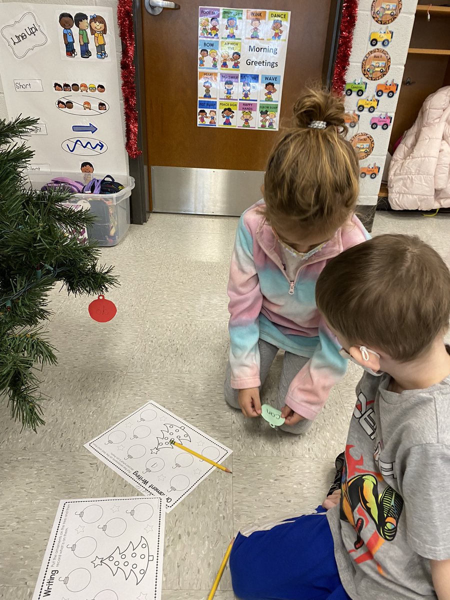 jovteach's tweet photo. Our tree was decorated with sight words today thanks to Snowflake! We had a blast using the ornaments to read and write! #ClassroomElf #SnowflakeAdventures #WEStandTogether #bevomebelongNYCSD @WESpolarbears https://t.co/x7ezmVF0Wv