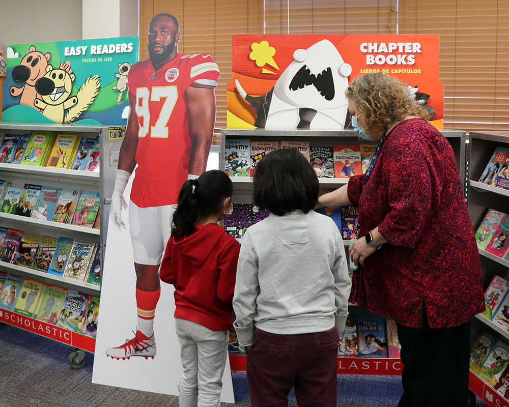 SpringHillES's tweet image. Huge thank you to @aokafor57 for sponsoring each of our students to pick out two books of their choice at the book fair! He came by today to visit and encourage our students to read every day. @Chiefs #PfISDreads 📚

Check out more photos on Facebook: facebook.com/media/set/?van…